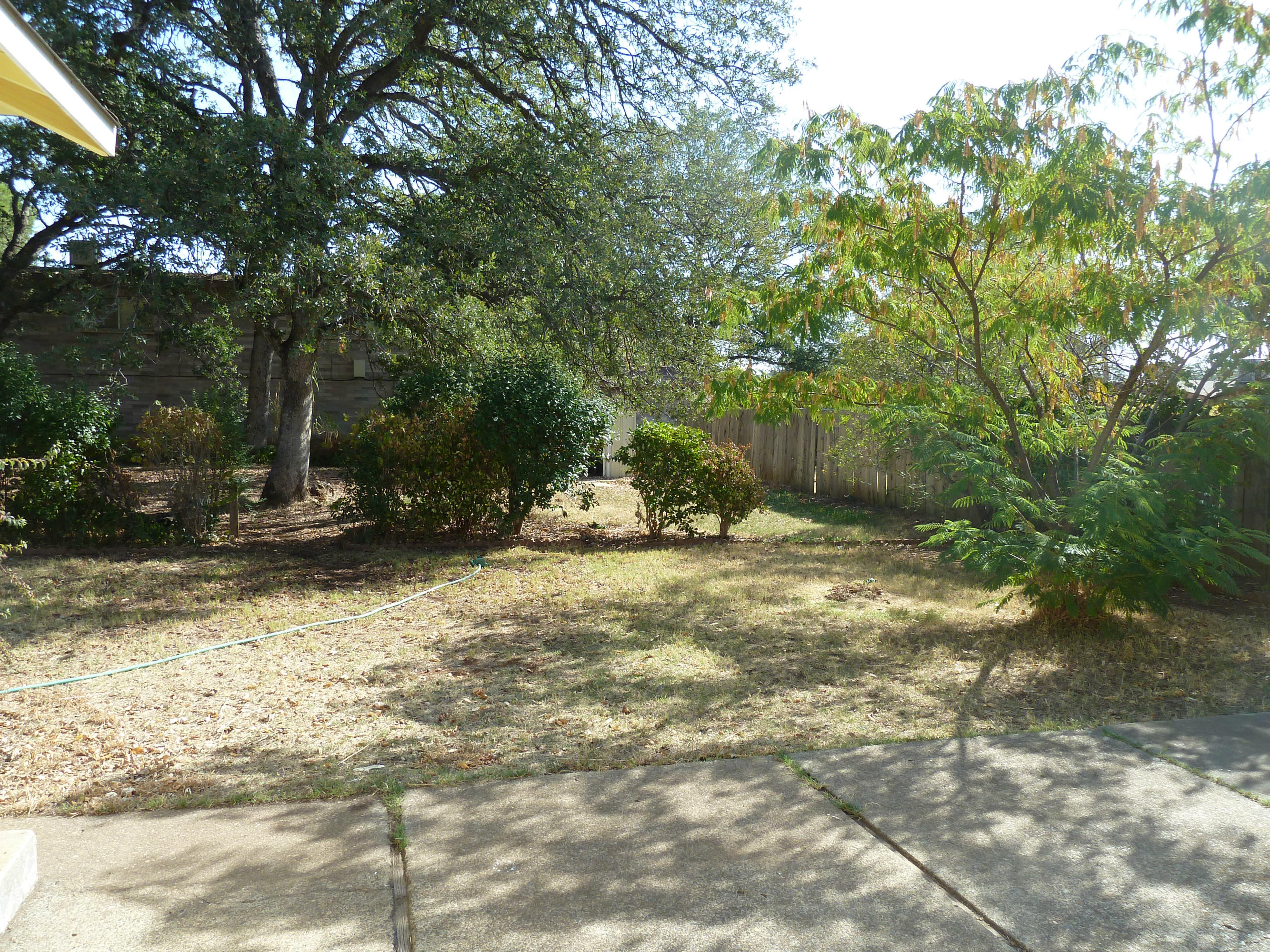 2755 Irwin Road Redding, CA 96002 - Photo 26 of 35 a backyard of a house with lots of green space