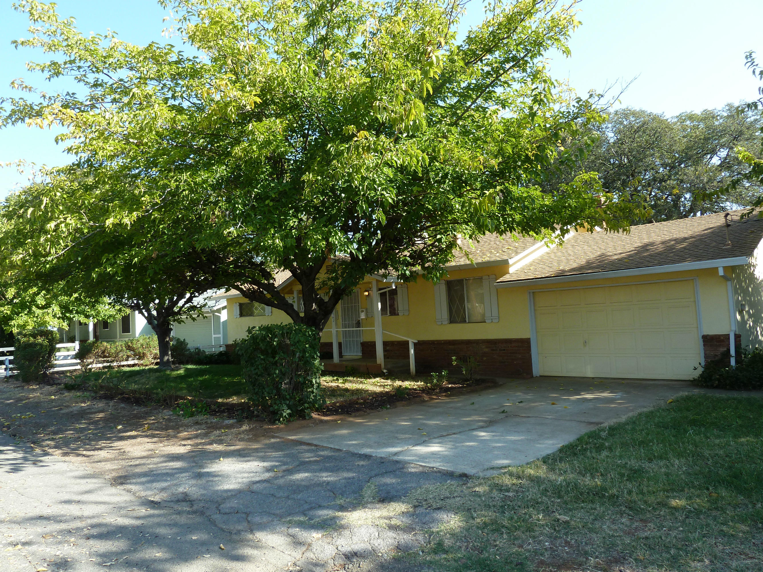 2755 Irwin Road Redding, CA 96002 - Photo 31 of 35 a view of a yard with a house and a large tree