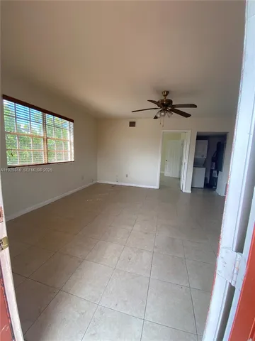 a view of empty room with a ceiling fan