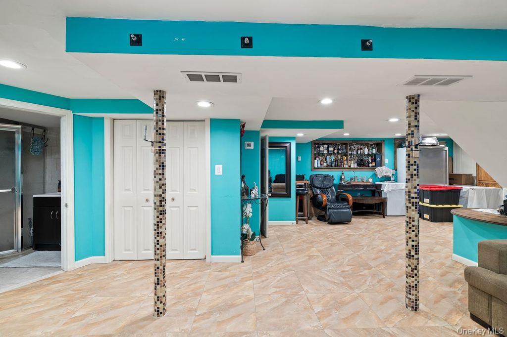 21 Jasper Street Valley Stream, NY 11580 - Photo 18 of 27 a gym with natural light