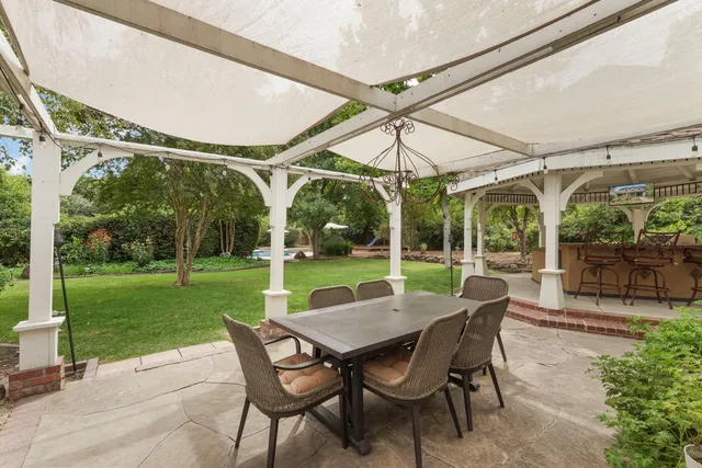 a view of a house with backyard and a tree