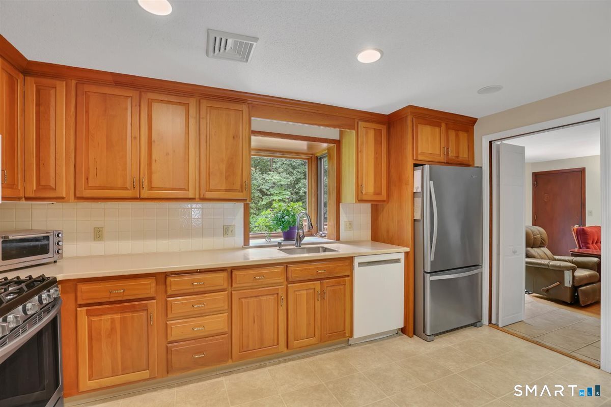 190 Valley View Road Manchester, CT 06040 - Photo 3 of 34 Gallery Image 3