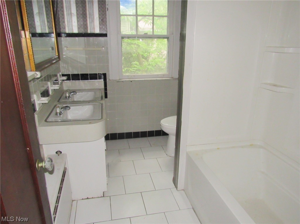 2627 Lee Road Cleveland, OH 44118 - Photo 15 of 22