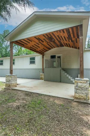 a view of backyard of the house