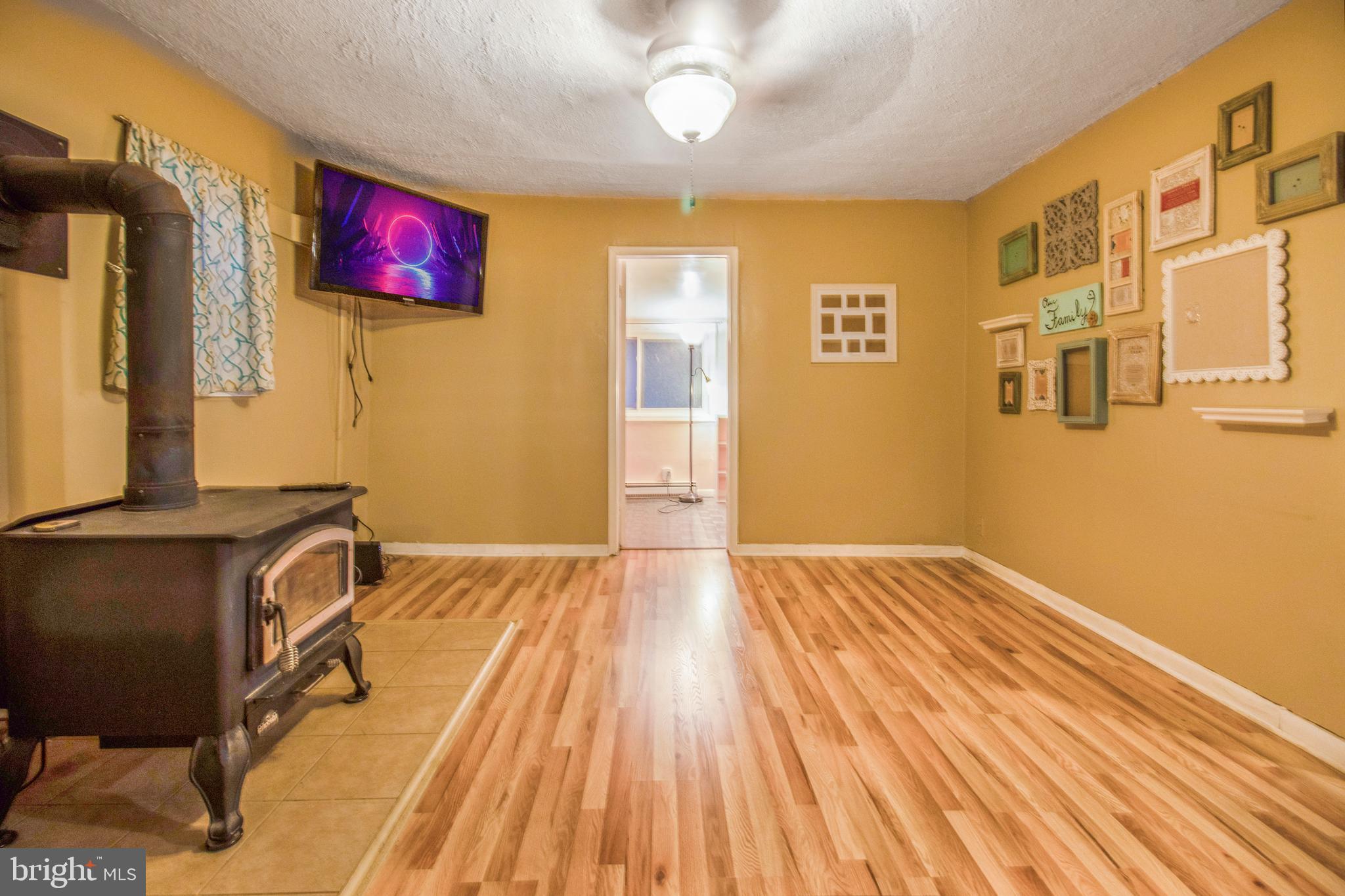1602 Oriole Road Edgewater, MD 21037 - Photo 25 of 43 Living Area