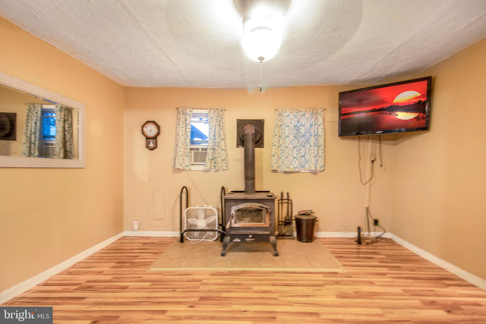 1602 Oriole Road Edgewater, MD 21037 - Photo 32 of 43 Living Area