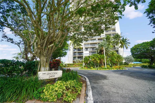 $2,200 | 2400 Presidential Way, Unit 502, West Palm Beach, FL 33401