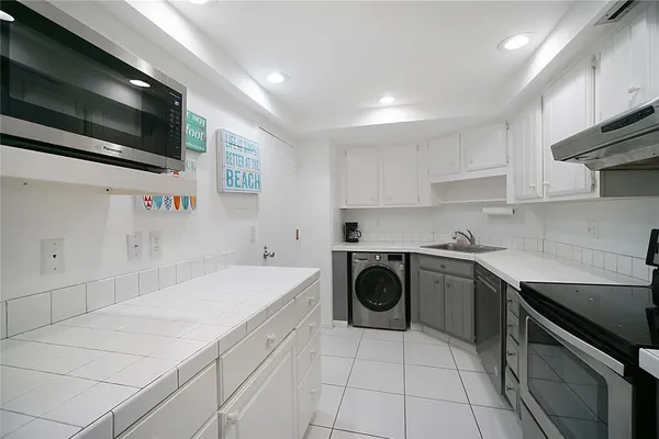 $2,200 | 2400 Presidential Way, Unit 502, West Palm Beach, FL 33401