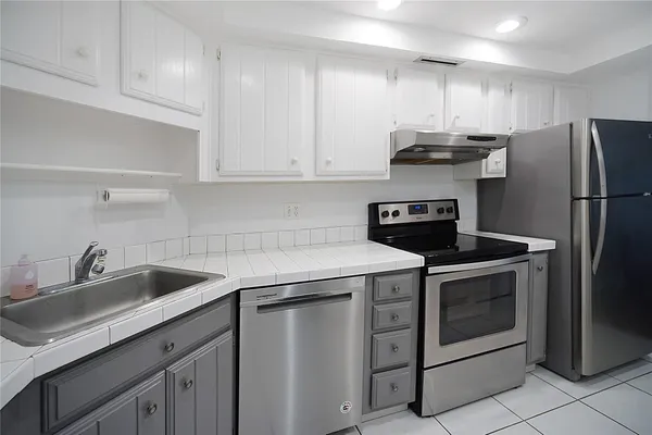 $2,200 | 2400 Presidential Way, Unit 502, West Palm Beach, FL 33401