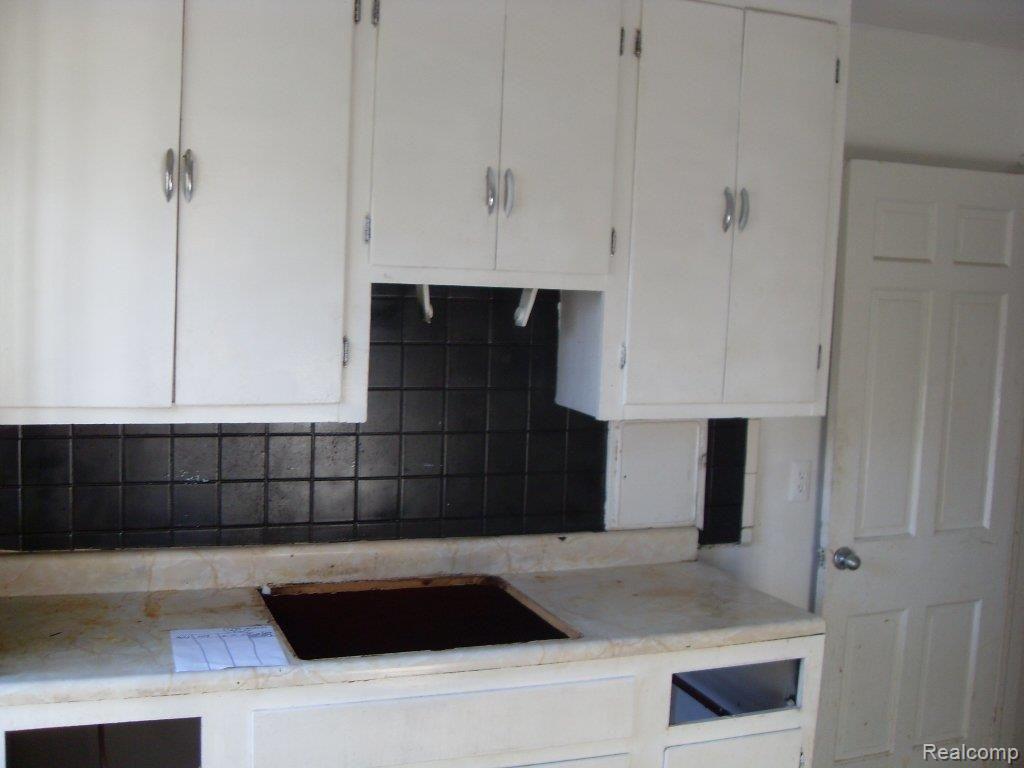 18616 Greenfield Road Detroit, MI 48235 - Photo 10 of 12 261-893031-KITCHEN