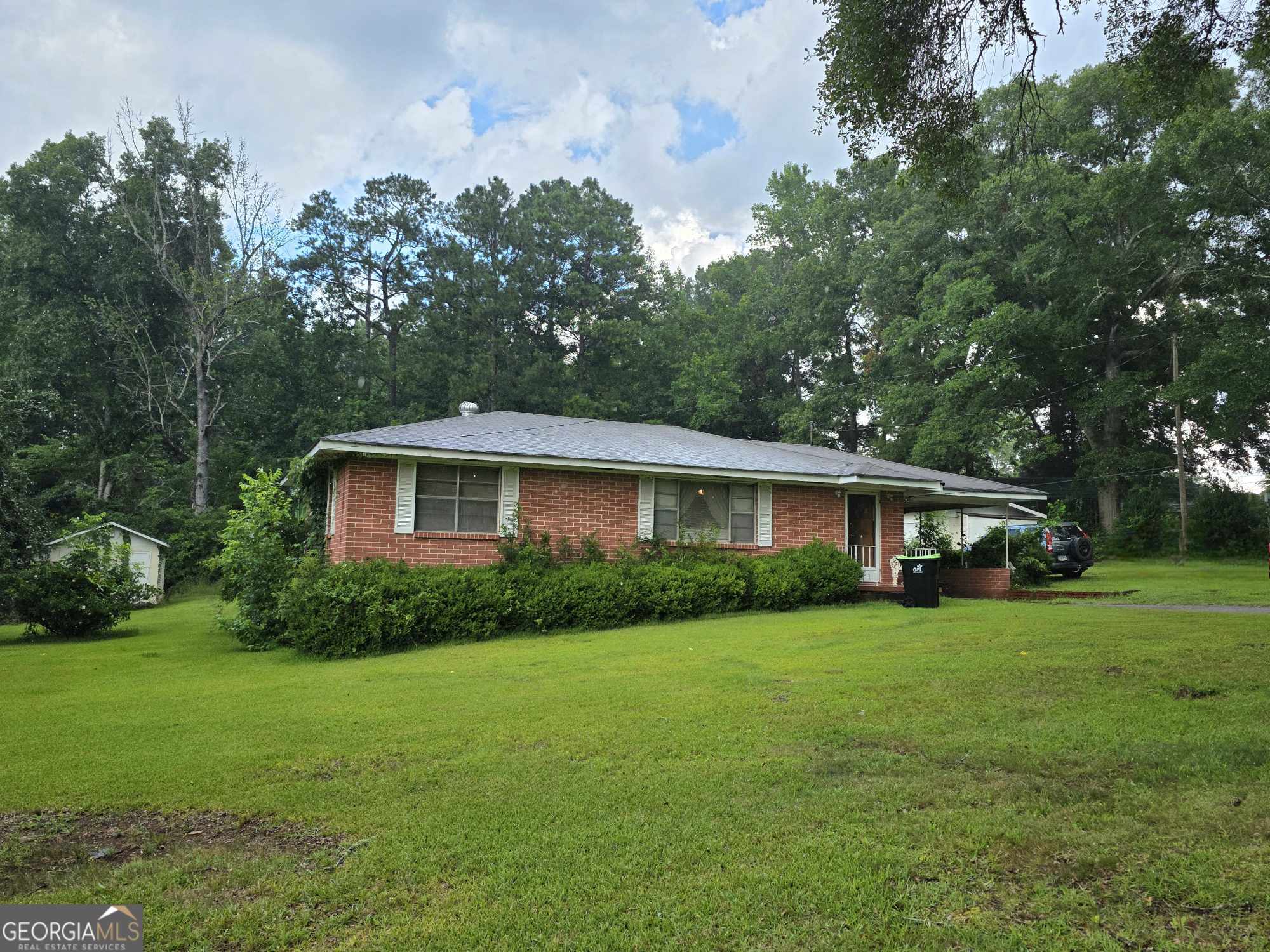 720 Jeff Davis Road Thomaston, GA 30286 - Photo 1 of 1 a front view of a house with garden