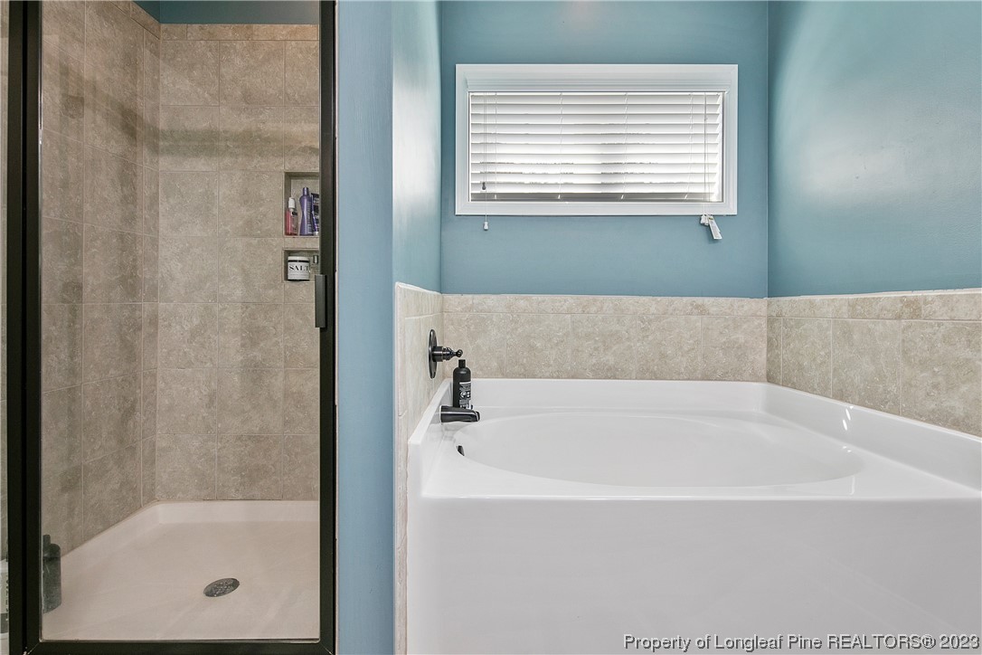 164 Valley Stream Road Spring Lake, NC 28390 - Photo 28 of 49 a bathroom with a bathtub
