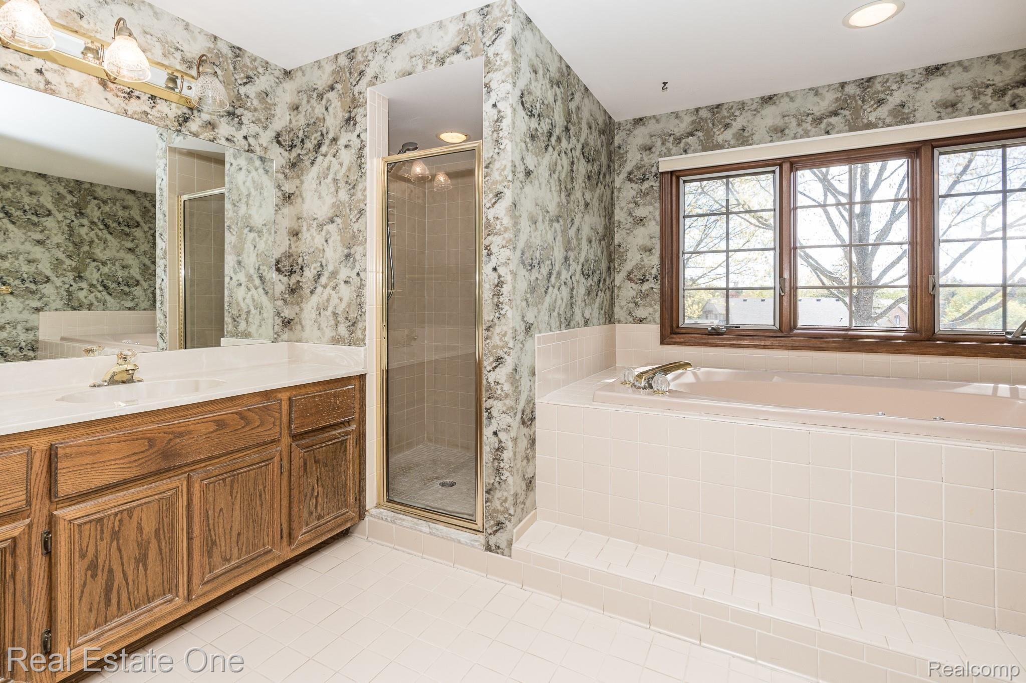 3798 Summit Ridge Drive Rochester, MI 48306 - Photo 21 of 32 3798 Summit Ridge Owner's Bathroom MLS-W021.jpg