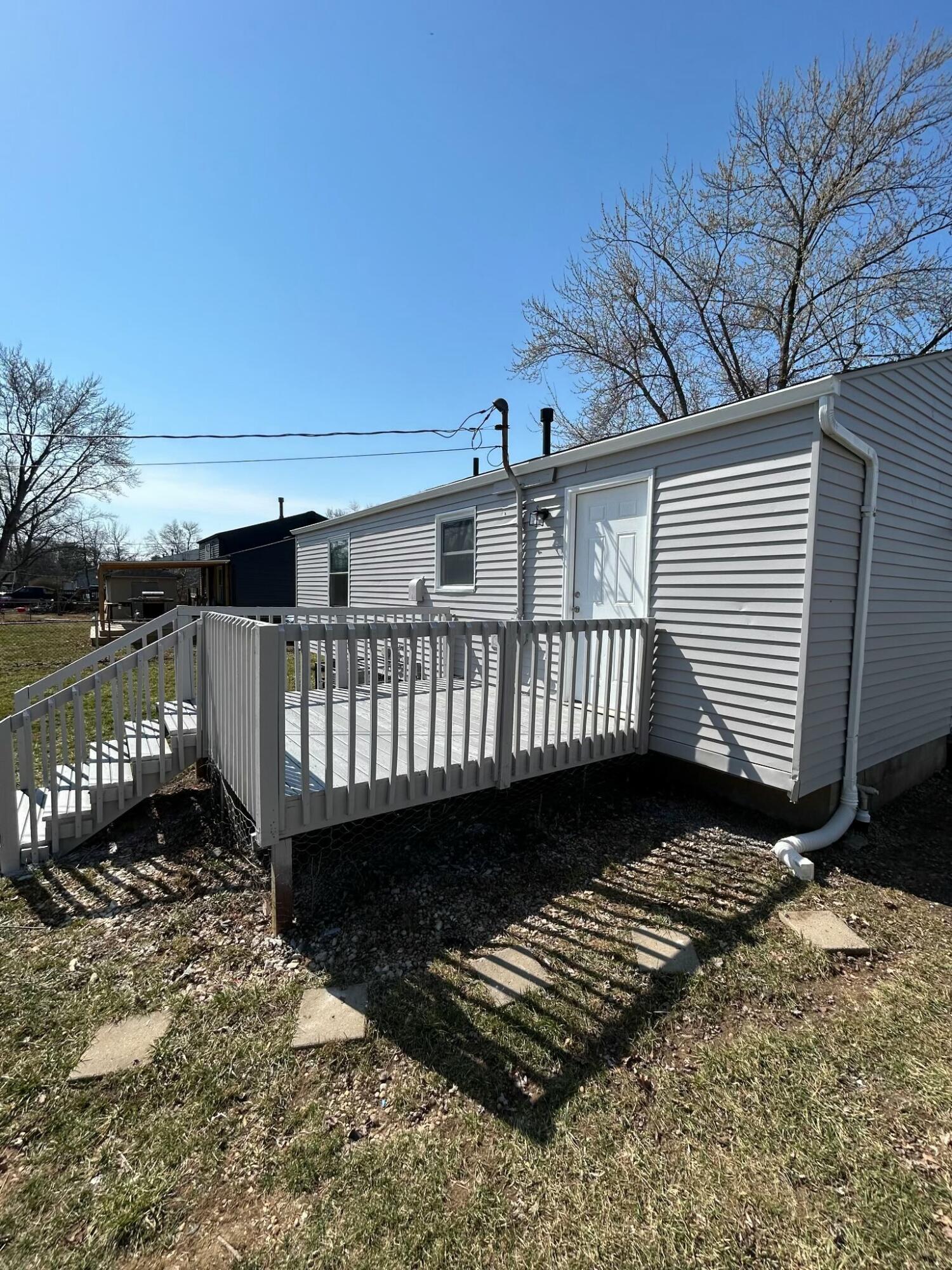 3322 Fontaine Road Columbus, OH 43232 - Photo 35 of 39 NEW PAINT - Deck