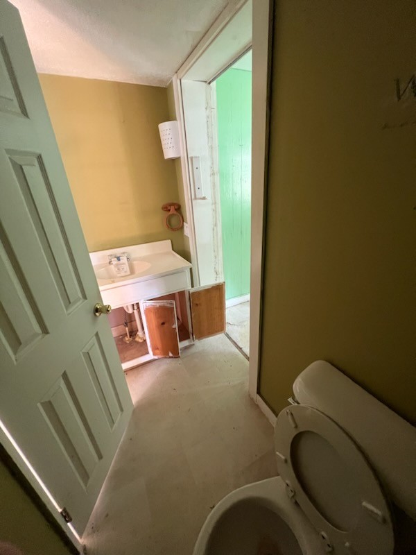 100 Park Circle Waverly, TN 37185 - Photo 30 of 32 a balcony with a washer and dryer