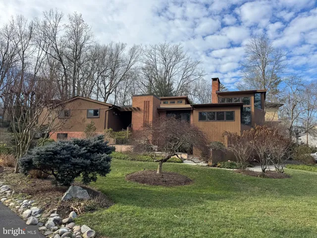 a view of a back yard