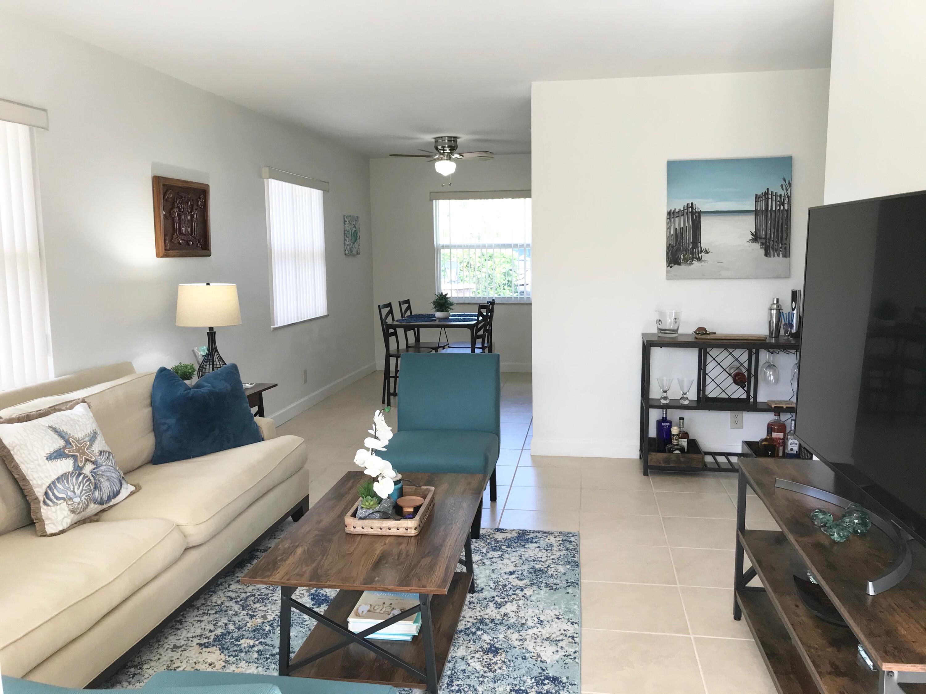 685 Glouchester Street, Unit S Boca Raton, FL 33487 - Photo 3 of 8 LIVING ROOM