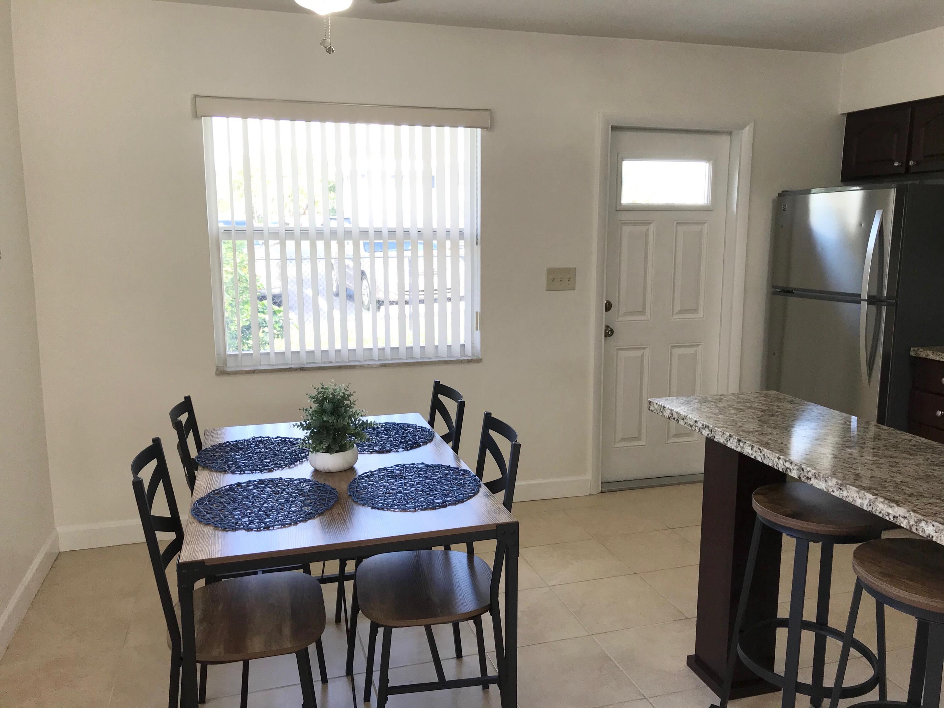 685 Glouchester Street, Unit S Boca Raton, FL 33487 - Photo 5 of 8 DINING AREA OFF KITCHEN