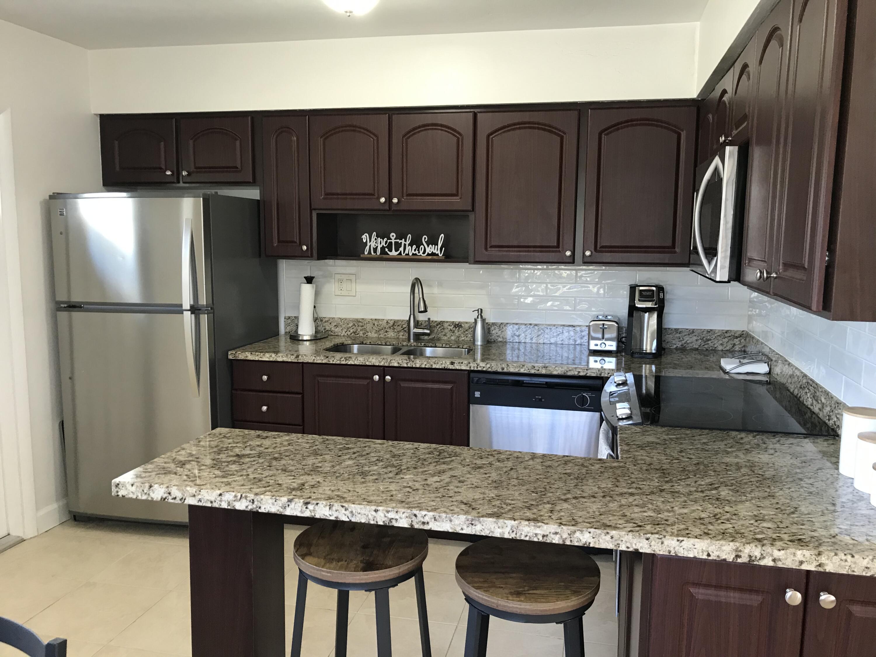 685 Glouchester Street, Unit S Boca Raton, FL 33487 - Photo 7 of 8 KITCHEN