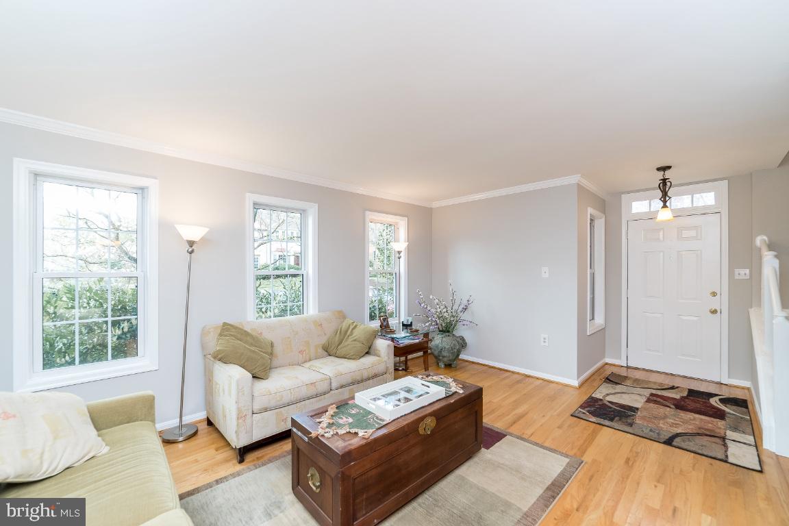 11968 Sentinel Point Court Reston, VA 20191 - Photo 4 of 45 Living Room