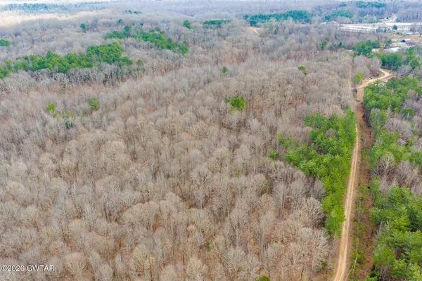 a view of a yard in a field
