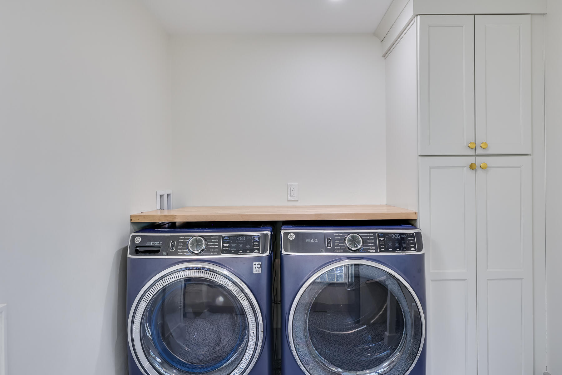 3 High Street Falmouth, MA 02543 - Photo 22 of 52 a utility room with dryer and washer