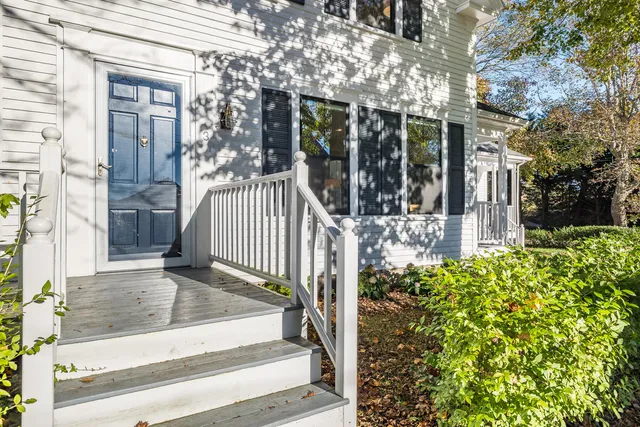 a view of a entrance of the house