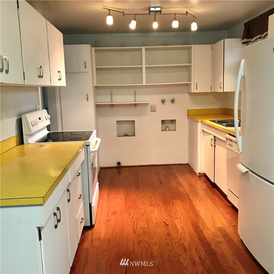 3725 Northeast 10th Street Renton, WA 98056 - Photo 2 of 12 Gallery Image 2