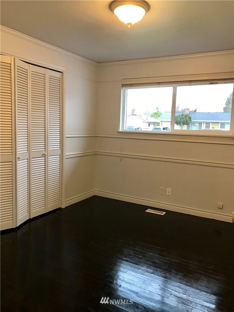 3725 Northeast 10th Street Renton, WA 98056 - Photo 6 of 12 Gallery Image 6