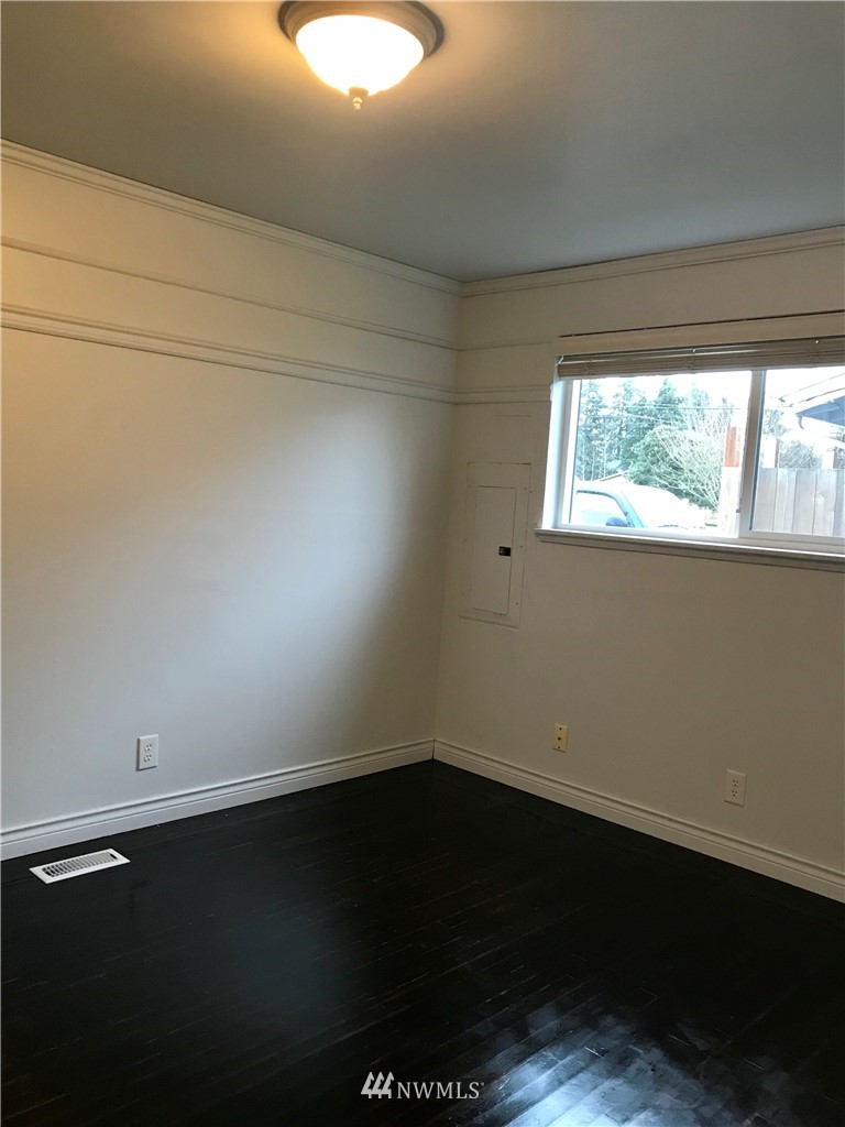 3725 Northeast 10th Street Renton, WA 98056 - Photo 7 of 12 Gallery Image 7