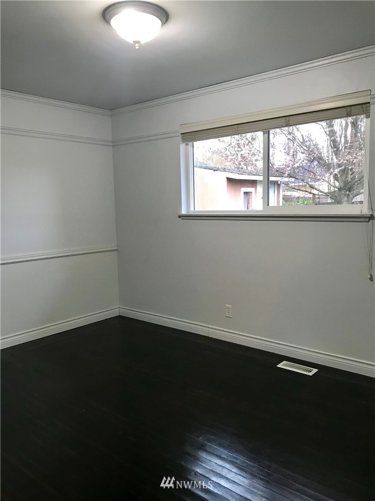 3725 Northeast 10th Street Renton, WA 98056 - Photo 8 of 12 Gallery Image 8