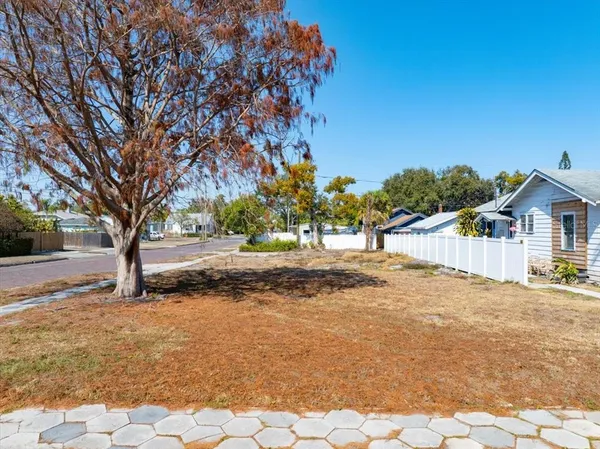 a view of house with a yard