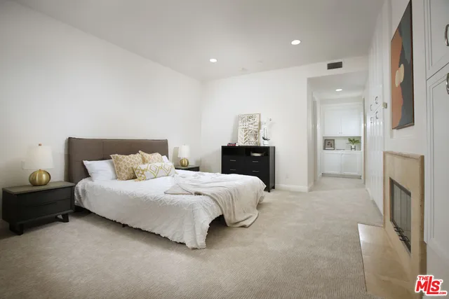 $1,475,000 | 143 North Arnaz Drive, Unit 204, Beverly Hills, CA 90211