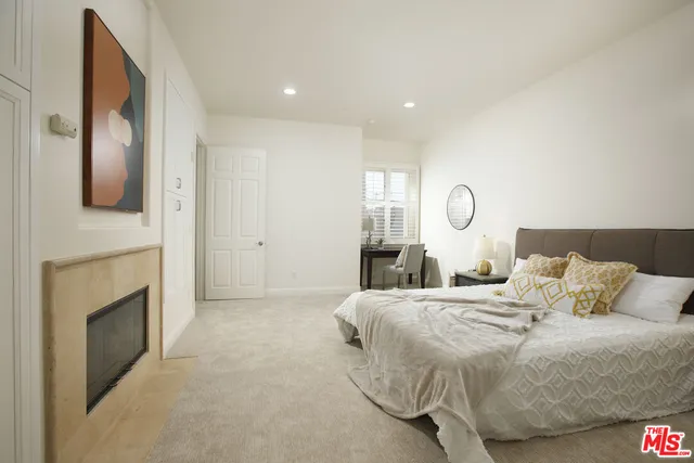 $1,475,000 | 143 North Arnaz Drive, Unit 204, Beverly Hills, CA 90211