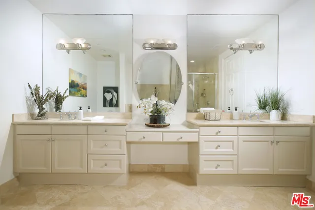 $1,475,000 | 143 North Arnaz Drive, Unit 204, Beverly Hills, CA 90211