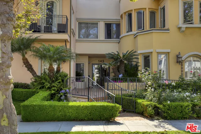 $1,475,000 | 143 North Arnaz Drive, Unit 204, Beverly Hills, CA 90211