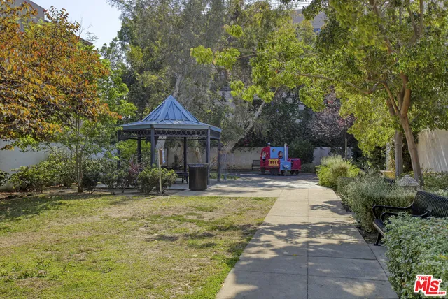 $1,475,000 | 143 North Arnaz Drive, Unit 204, Beverly Hills, CA 90211