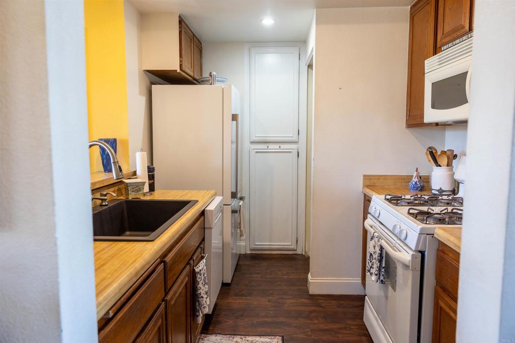 2910 Elm Tree Court Spring Valley, CA 91978 - Photo 9 of 27 a kitchen with a stove and a refrigerator