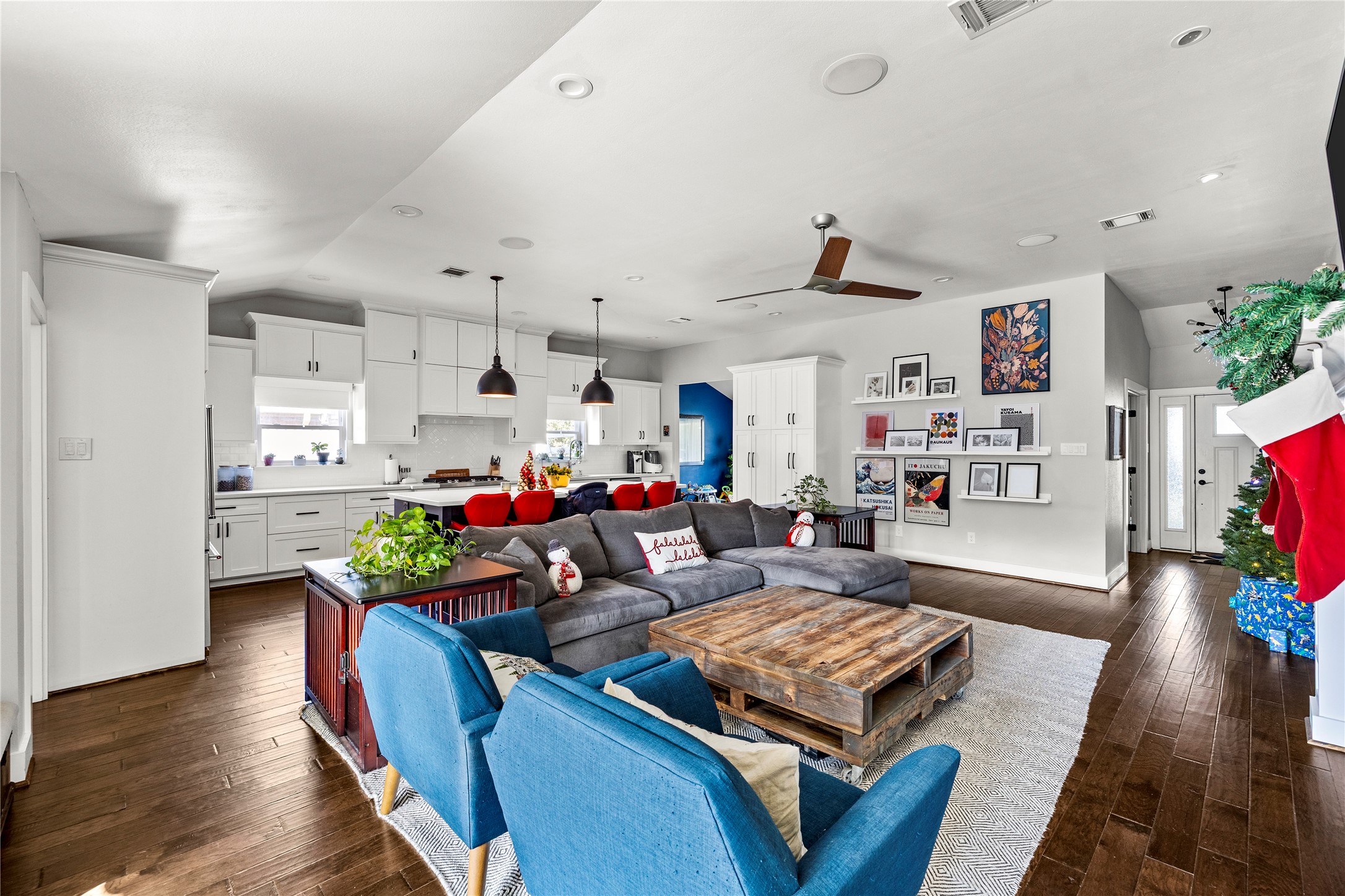 8422 Academy Street Houston, TX 77025 - Photo 14 of 47 a living room with furniture and a wooden floor