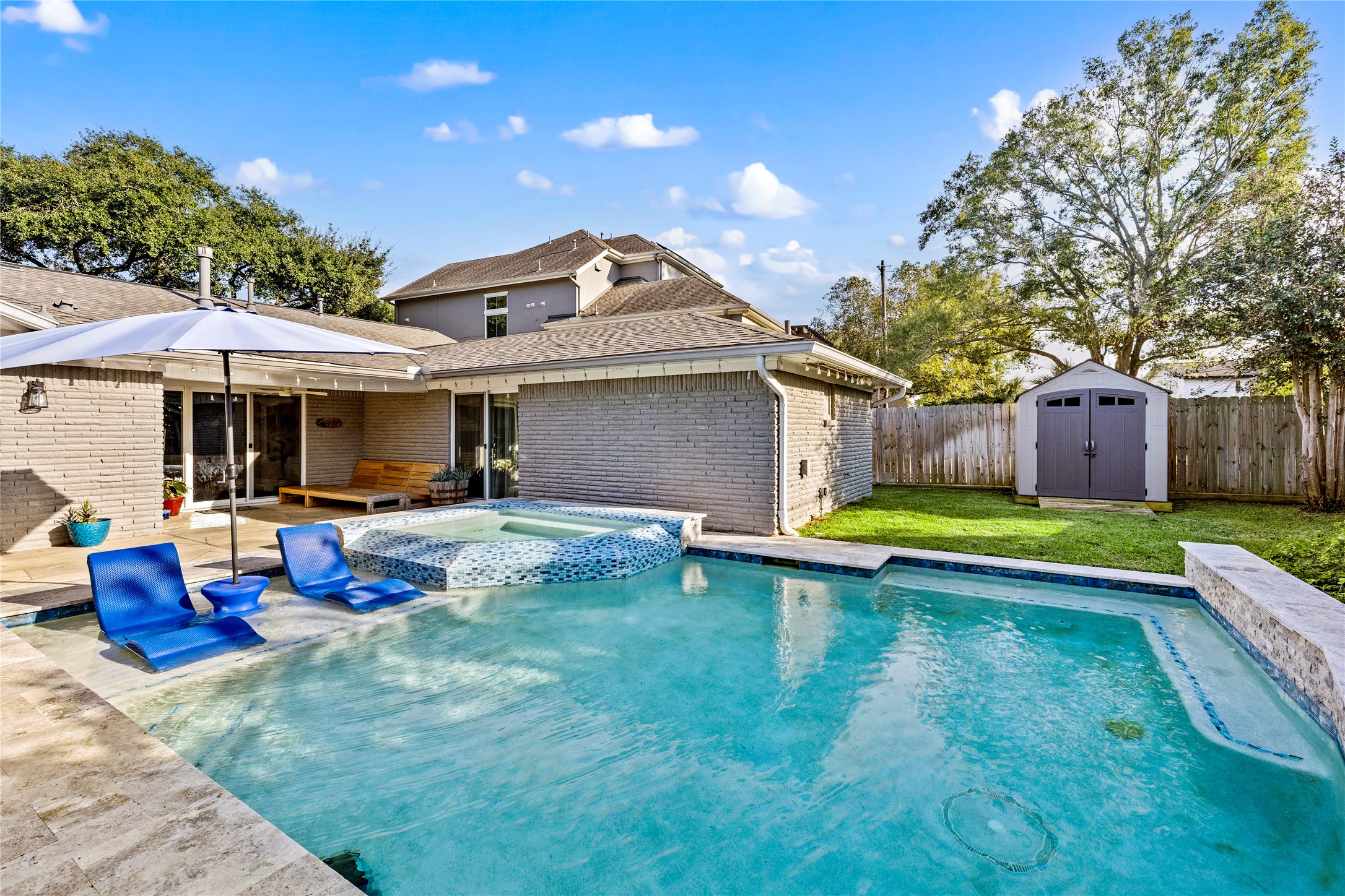 8422 Academy Street Houston, TX 77025 - Photo 24 of 47 a view of a house with swimming pool and sitting area