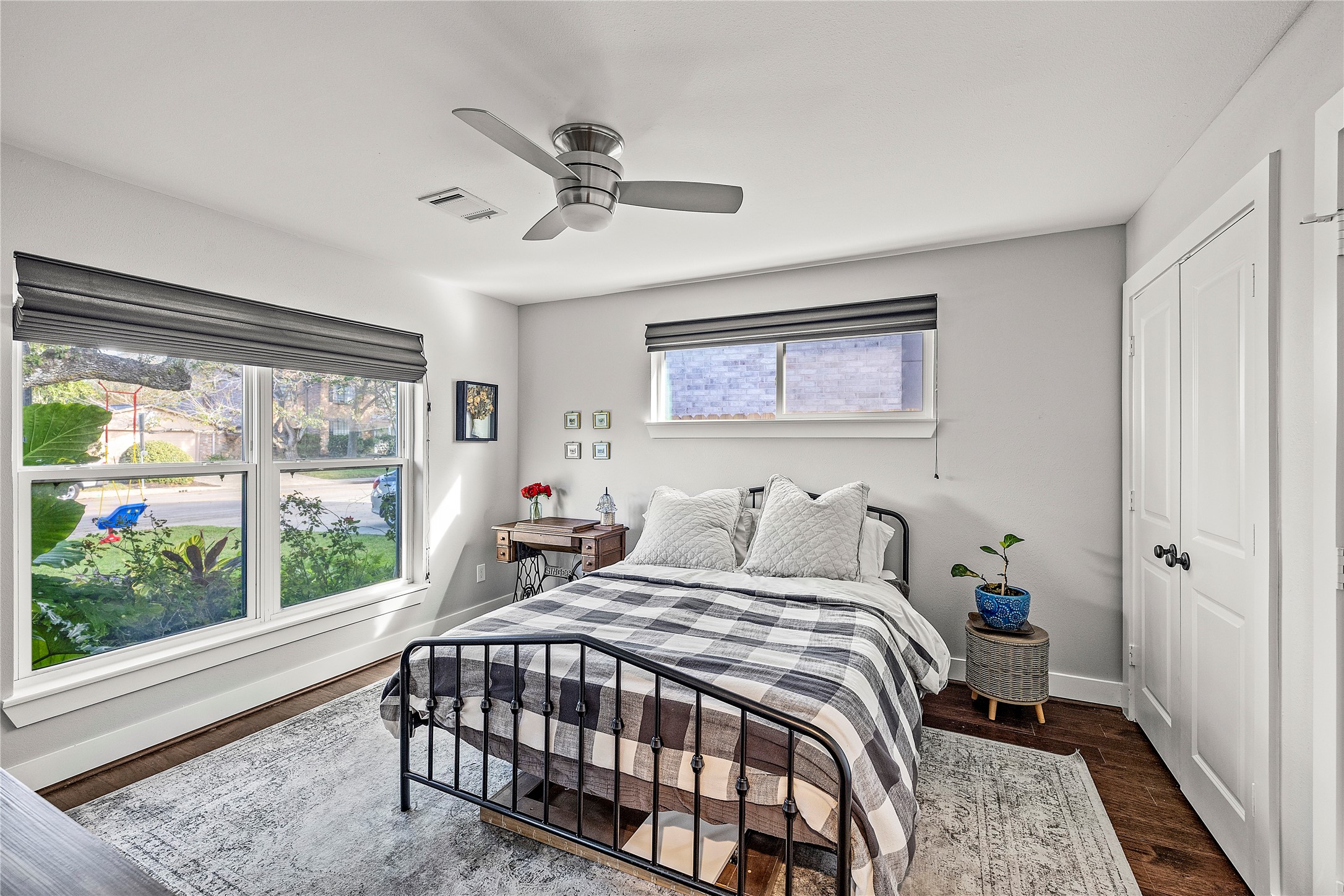 8422 Academy Street Houston, TX 77025 - Photo 26 of 47 a bedroom with a large bed and a window