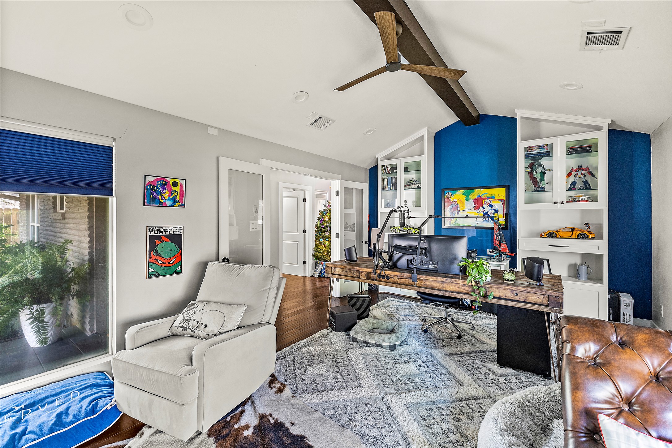 8422 Academy Street Houston, TX 77025 - Photo 3 of 47 a living room with furniture and a flat screen tv