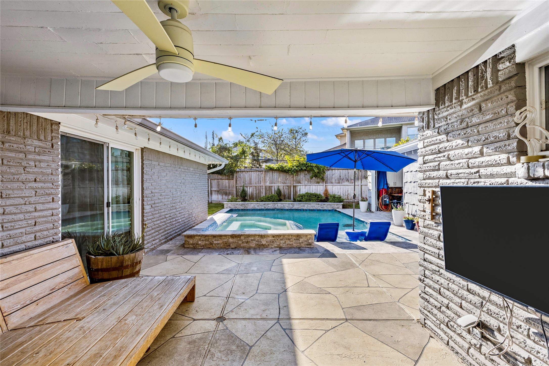 8422 Academy Street Houston, TX 77025 - Photo 32 of 47 a outdoor space with lots of furniture and potted plants