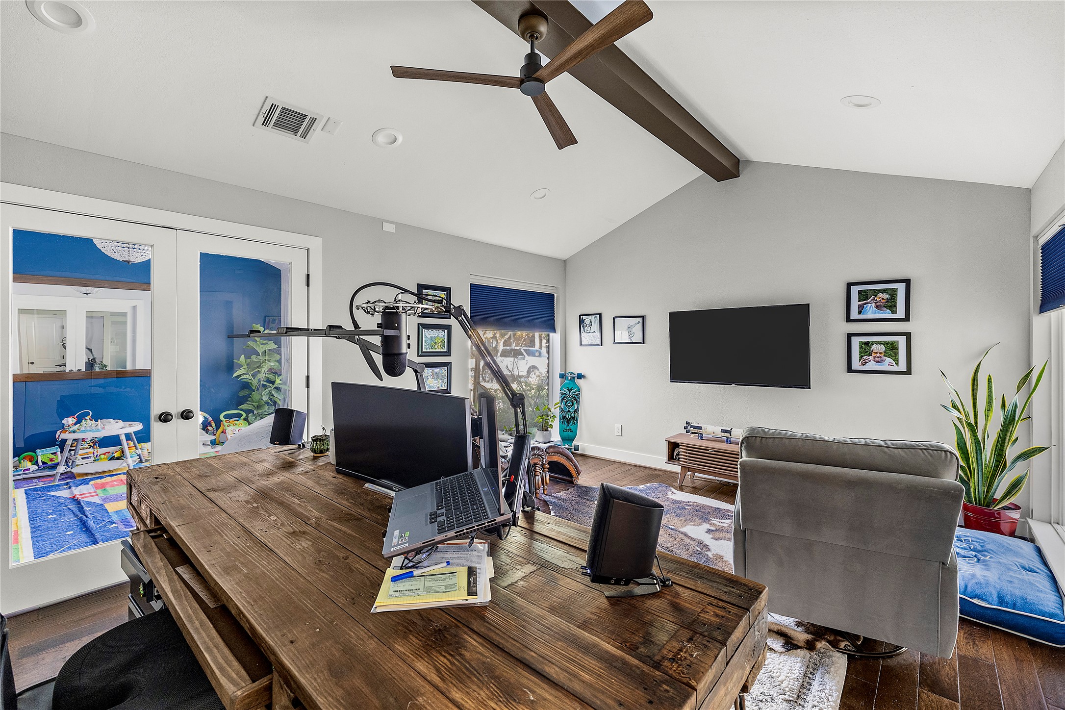 8422 Academy Street Houston, TX 77025 - Photo 4 of 47 a living room with furniture and a flat screen tv
