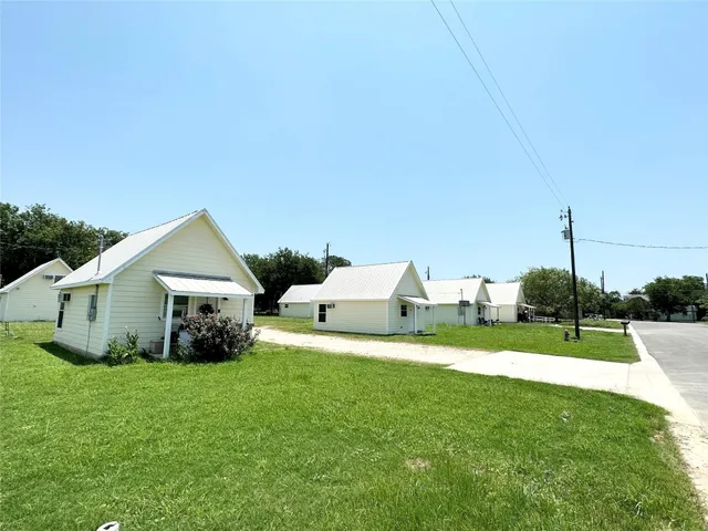 a view of a house with backyard and porch