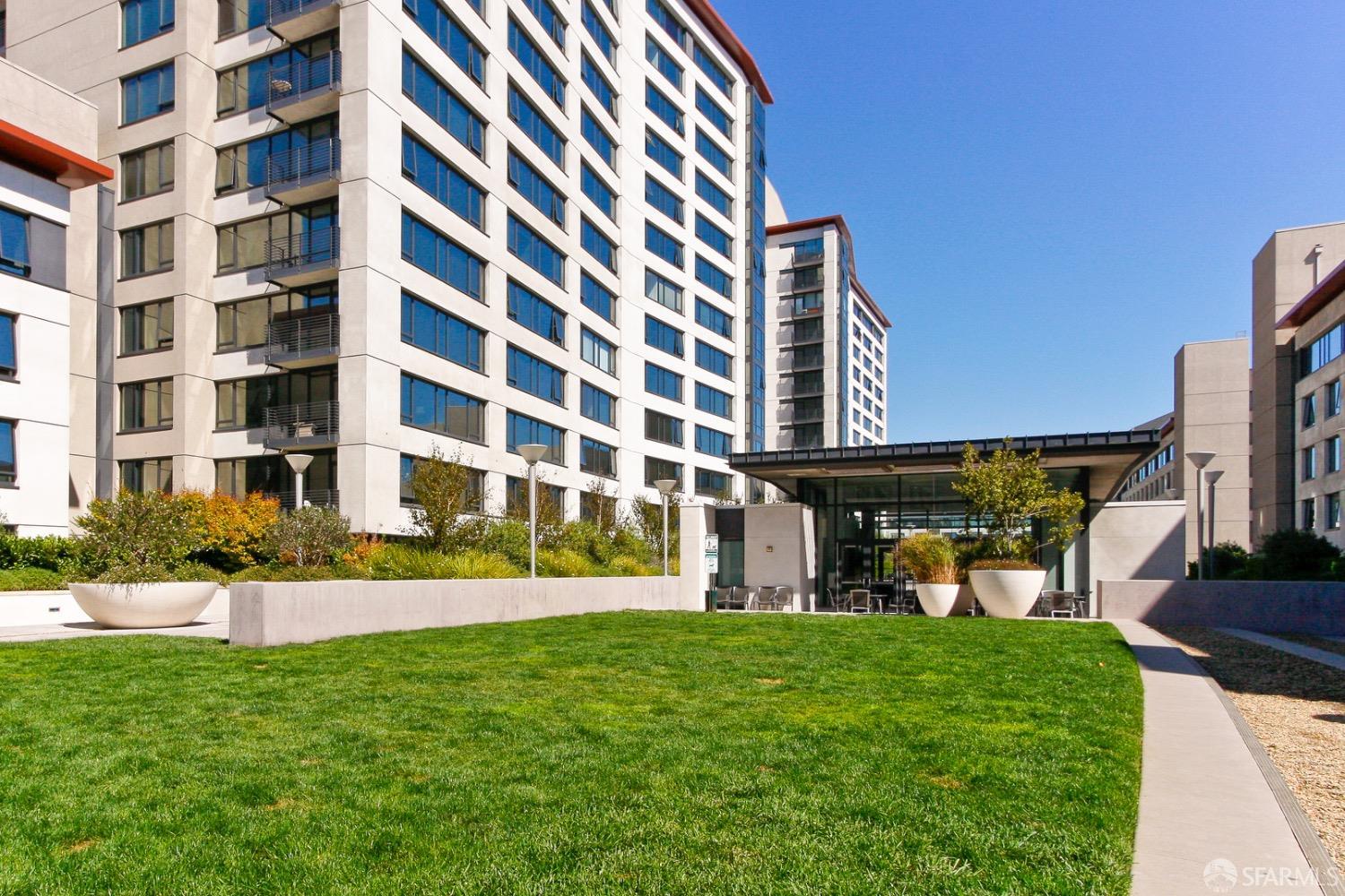 260 King Street, Unit 1107 San Francisco, CA 94107 - Photo 29 of 58 a view of a building with a yard