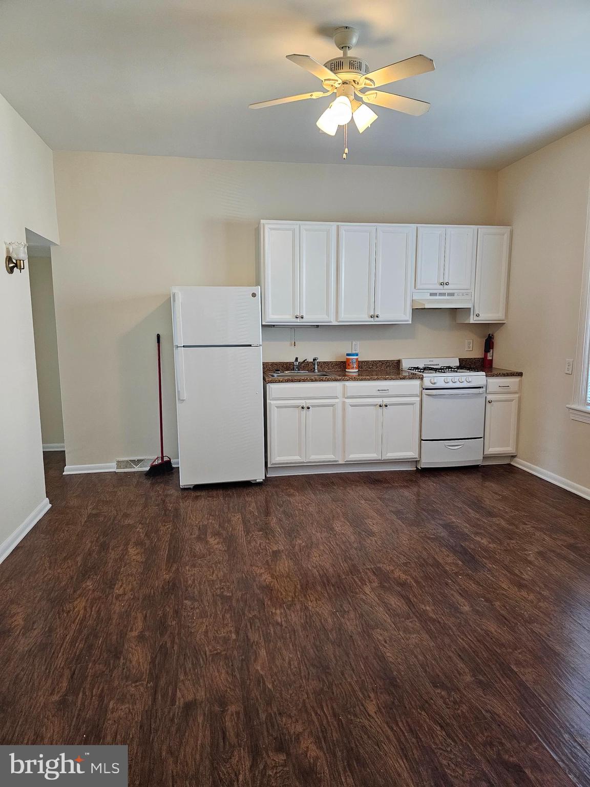 534 Park Avenue Laurel Springs, NJ 08021 - Photo 4 of 16 Kitchen/Dining Area