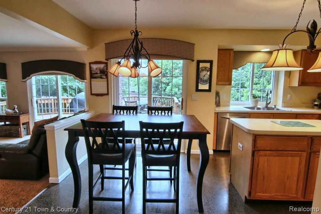 172 Grosvenor Drive Rochester, MI 48307 - Photo 9 of 38 Breakfast_Nook.jpg