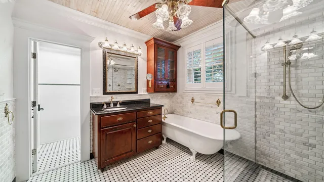 a view of a back yard