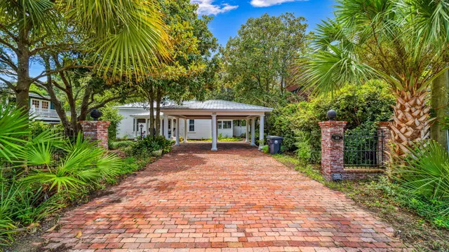 a view of a house with backyard